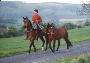 Dan 2002 am Halsring reitend